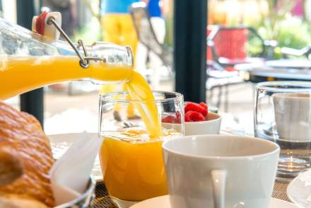 Jus d'orange pour un petit déjeuner détente à l'Hôtel de la Paix, hôtel au centre-ville de Reims