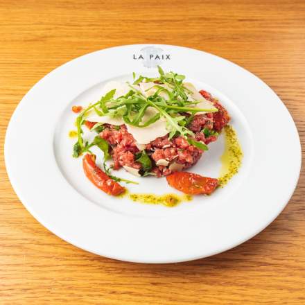 Tartare dans une assiette blanche à l'hôtel restaurant Hôtel de la Paix, Best Western situé sur la place d'Erlon à Reims