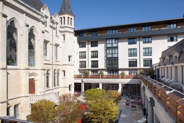 Le jardin de l'hôtel piscine l'Hôtel de la Paix, Best Western Premier à Reims dans la Marne