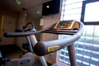 Vélo d'entrainement dans la salle de fitness du Best Western Hôtel de la Paix, hôtel piscine à Reims en Champagne