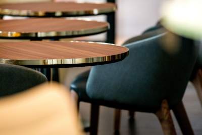 Table du bar à champagne de l'Hôtel de La Paix au centre ville de Reims, Best Western dans la Marne