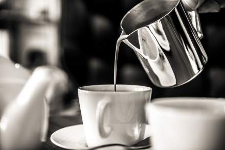 Cafetière versant du café dans une tasse à café au bar La Paix, bar à champagne au coeur de Reims