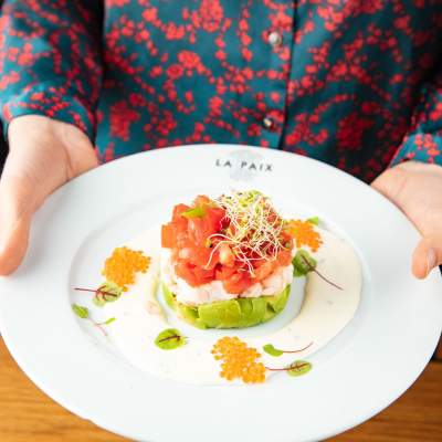 Plat dressé dans une assiette blanche au restaurant du Best Western Hôtel de la Paix, hôtel 4 étoiles au centre-ville de Reims