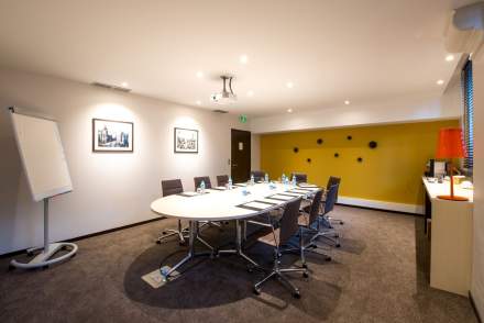 Table au milieu d'une salle de séminaire pour des évènements d'entreprise au sein du Best Western Hôtel de la Paix à Reims